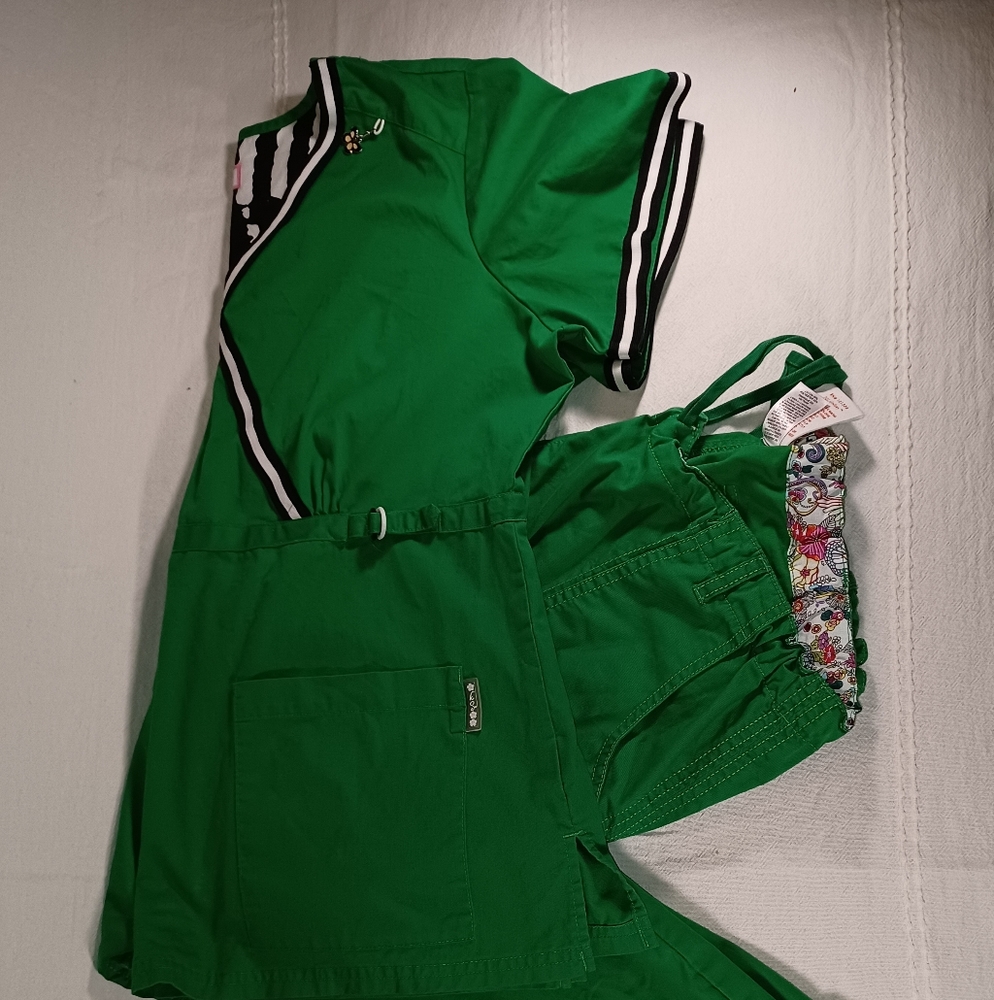 Emerald green and black XL Koi Scrub set